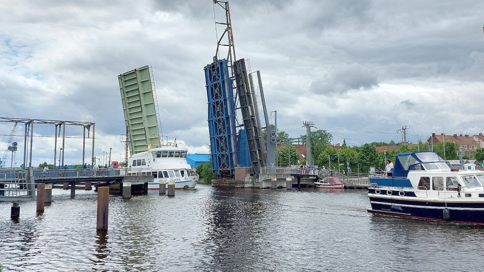 Zu den Matjestagen ging es wieder: Die Eisenbahnbrücke konnte hochklappen und beispielsweise die „Atlantis“ der AG Ems (hinteres Boot) in den Delft lassen. Foto: Hanssen/Archiv