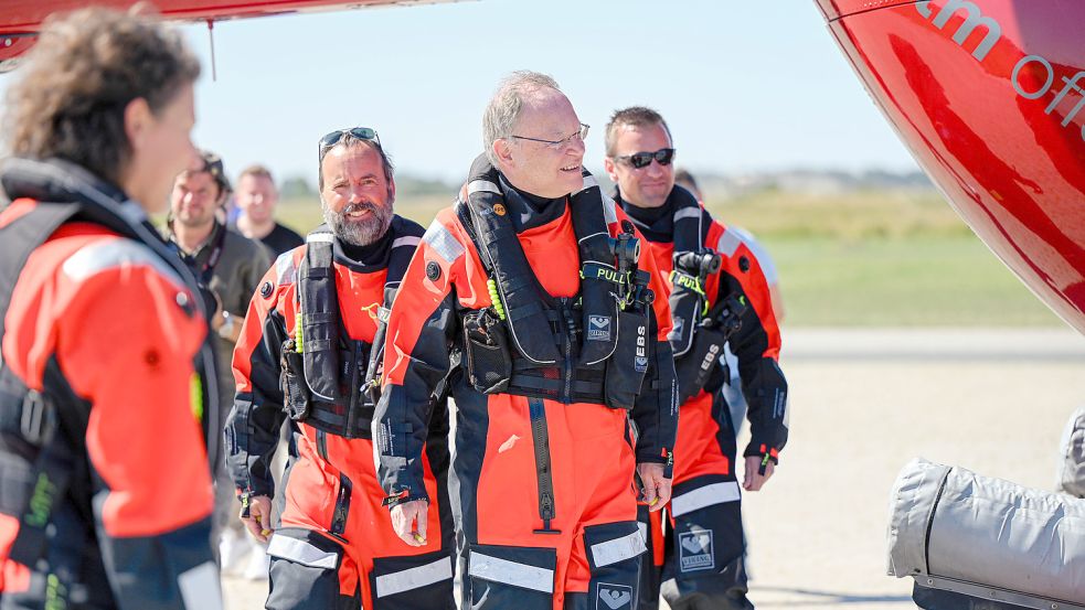 Begleitet wurde Stephan Weil (vorne) unter anderem von Jörg Kubitza (links daneben). Am Flugplatz sprach Weil von „echter Ingenieurskunst“, die er vor Borkum gesehen habe. Fotos: Presse- und Informationsstelle der Niedersächsischen Landesregierung