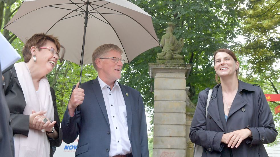 Ministerin Birgit Honé (links), die für die Fördermittel mitverantwortlich ist, hat Aurich im Juni 2021 einen Besuch abgestattet. Bürgermeister Horst Feddermann und die damalige Stadtbaurätin Irina Krantz führten sie durch die Innenstadt. Foto: Archiv/Ortgies