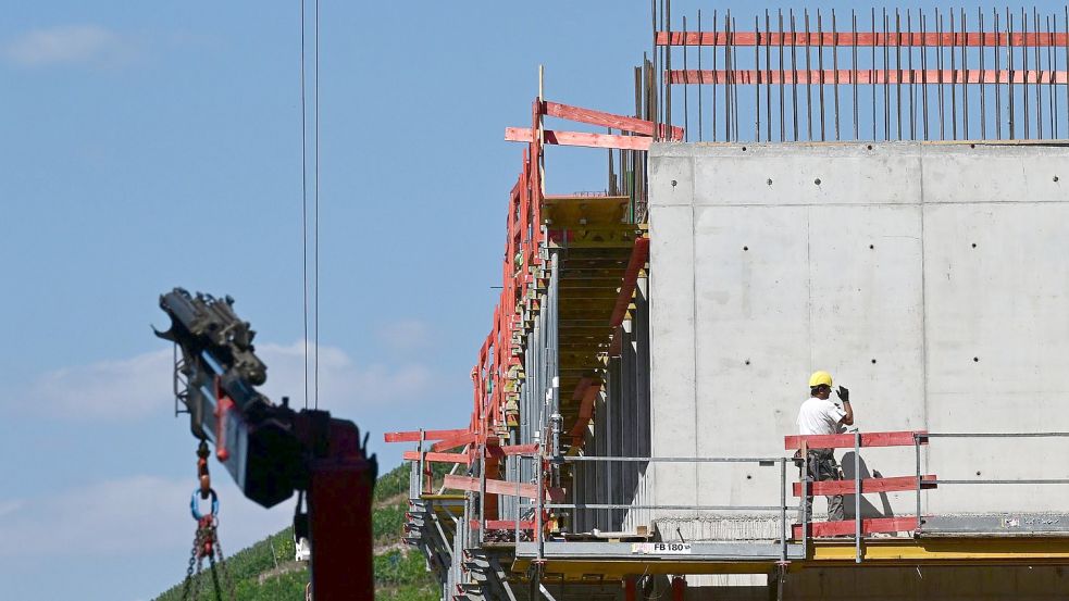 Auch das Baugewerbe klagt über den Mangel an Fachkräften. Foto: Bernd Weißbrod/dpa
