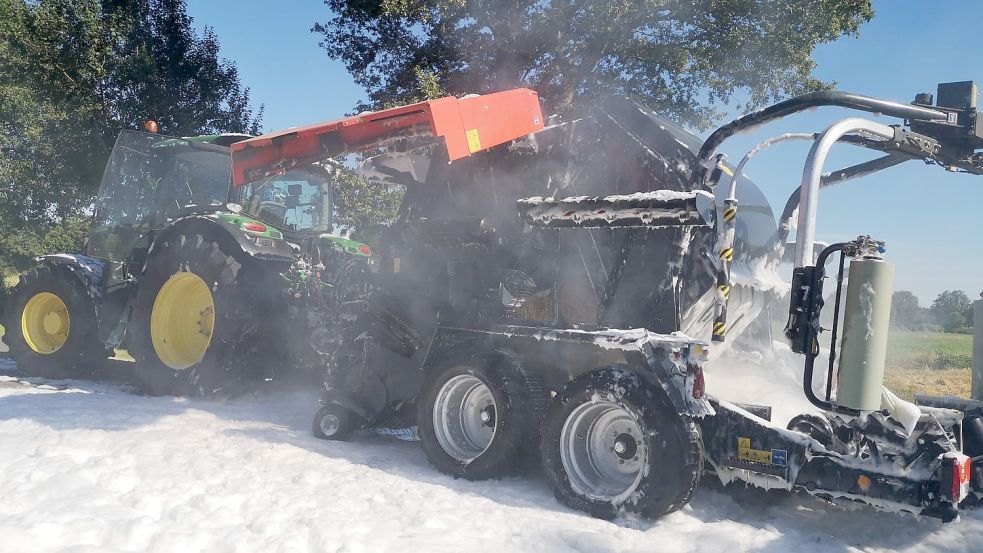 Die Rundballenpresse brannte komplett aus. Foto: Feuerwehr Großefehn