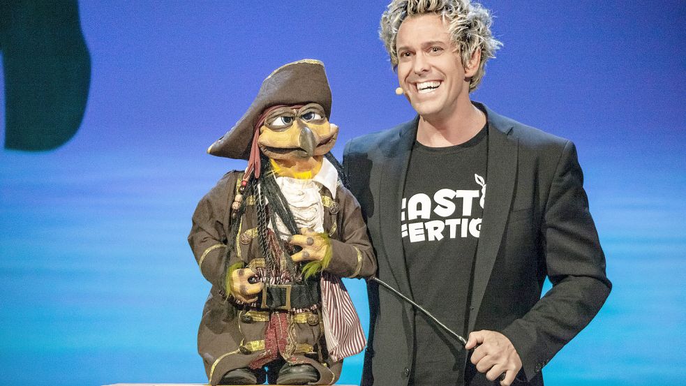 Comedian und Bauchredner Sascha Grammel mit Puppe Frederic auf der Bühne. Foto: Michael Zargarinejad