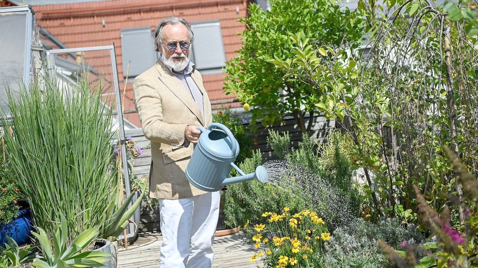 Der Musiker und Schauspieler Friedrich Liechtenstein auf der Terrasse seiner Wohnung in Berlin. Foto: Jens Kalaene/dpa
