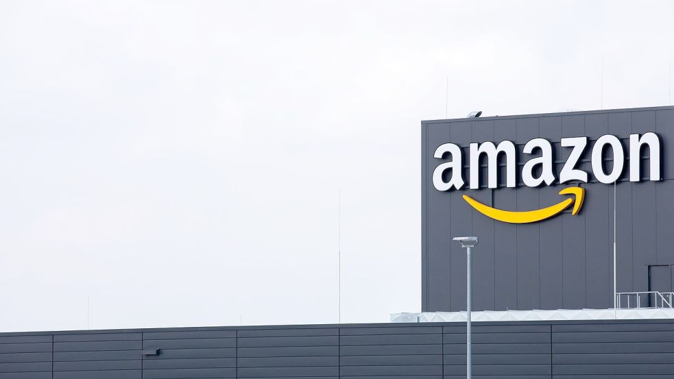 Das Logo von Amazon ist an einem Logistikzentrum des Versandhändlers Amazon zu sehen. Foto: Rolf Vennenbernd/dpa