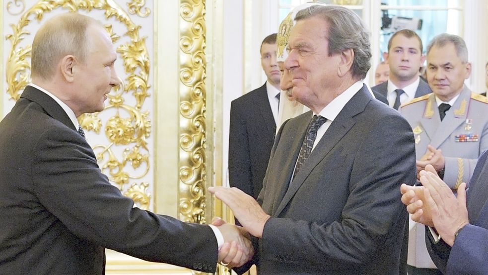 Seit langem miteinander befreundet: Gerhard Schröder (rechts) besucht Wladimir Putin im Kreml. Foto: Druzhinin/DPA