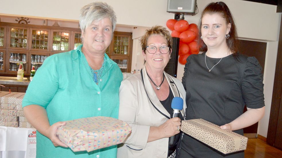 Die heute 28-jährige Maren Pläsier aus Ostrhauderfehn war als Dreijährige an Leukämie erkrankt. Sie war die erste Erkrankte, der Leukin helfen wollte. Das Foto zeigt Maren Pläsier (rechts) mit ihrer Mutter Ulrike (links) und Anna Fennen, der Vorsitzenden von Leukin. Fotos: Weers