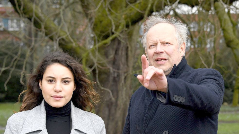 Almila Bagriacik als Mila Sahin und Axel Milberg (Borowski) am Rande von Dreharbeiten. Foto: Carsten Rehder/dpa