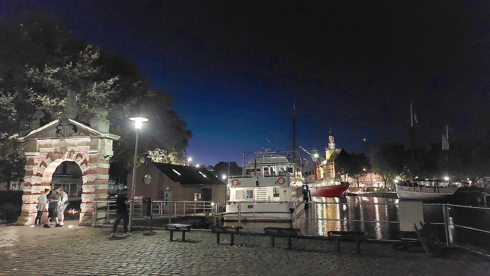 Unter anderem das Hafentor und das alte Rathaus sollen in Zukunft nicht mehr angeleuchtet werden. Ausnahme: die Museumsnacht an diesem Samstag. Foto: Hanssen