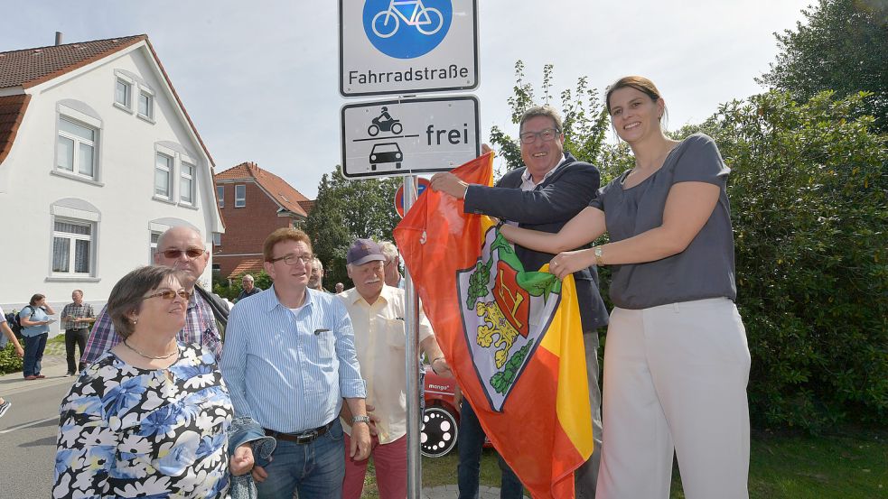 Großer Bahnhof beim Enthüllen des Fahrradstraßenschildes im August 2019 durch den damaligen Bürgermeister Heinz-Werner Windhorst (2. von rechts). Fotos: Archiv/Ortgies
