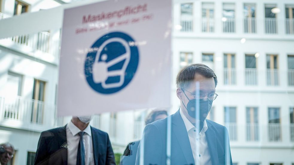 Bundesgesundheitsminister Karl Lauterbach erwartet, dass alle Bundesländer im Herbst eine Maskenpflicht in Innenräumen einführen werden. Foto: Kay Nietfeld/dpa