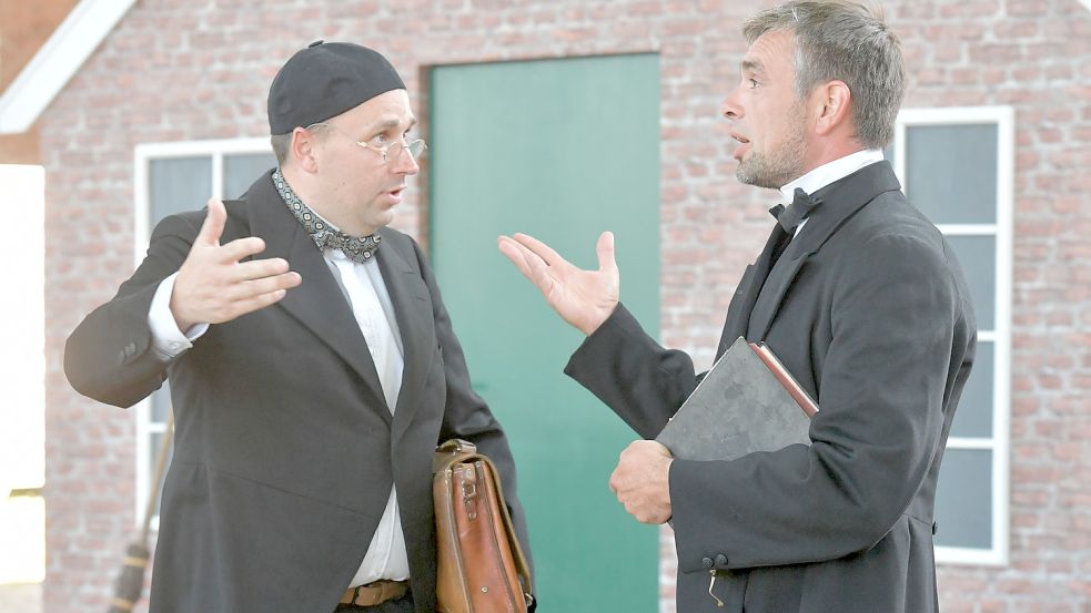 Szene aus „Dat Rettungshuus“: Pastor Leiner (rechts) im Disput mit dem Dorflehrer Düring. Foto: Ortgies