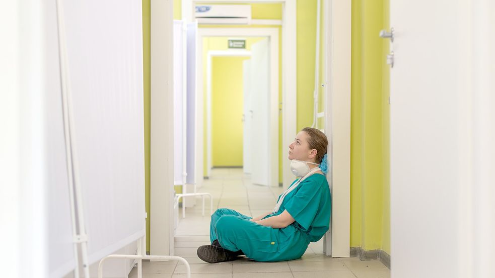 Der Fachkräftemangel in Pflegeeinrichtungen hat sogar einen eigenen Namen: Pflegenotstand. Gebracht hat dieser sprachliche Alarmismus bislang wenig. Foto: Unsplash/Vladimir Fedotov