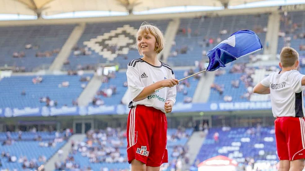 Leonie aus Esens durfte vor dem Spiel auch noch auf dem Feld Fahnen schwenken. Foto: AgenturFreitag