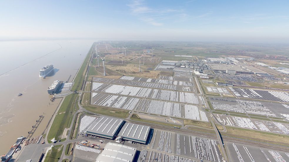 Damit der Emder Hafen von Schiffen mit mehr Tiefgang angefahren werden kann, soll die Außenems vertieft werden. Foto: T. Bruns/Archiv