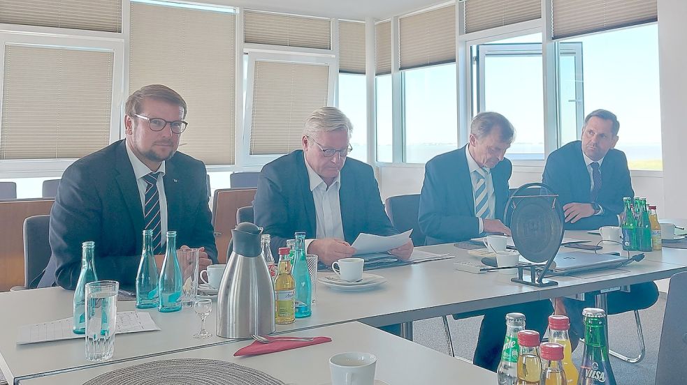 Oberbürgermeister Tim Kruithoff (von links), Dr. Bernd Althusmann, Prof. Hans-Heinrich Witte und Olaf Lies stellten die Ergebnisse des Runden Tisch Außenems vor. Foto: Hanssen