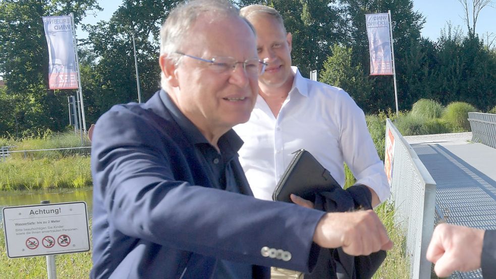 Ministerpräsidenten Stephan Weil grüßt per Corona-Faust am Eingang des Energie-Erlebnis-Zentrums Aurich. Foto: Ortgies