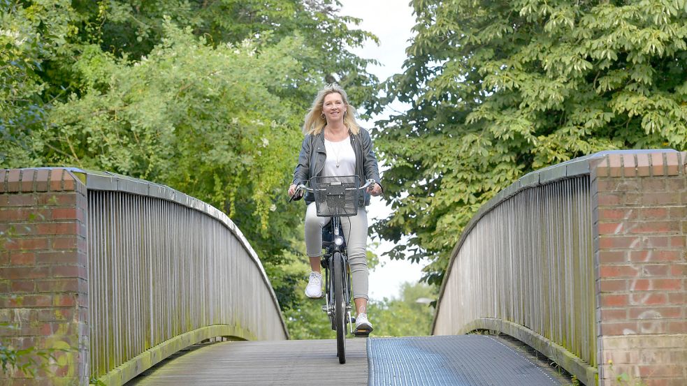 Einer von Anita Eilers-Gravemanns Lieblingsorten in Wolthusen ist die „braune Brücke“. Es ist eine von mehreren, die Teile des Viertels miteinander verbinden. Foto: Ortgies