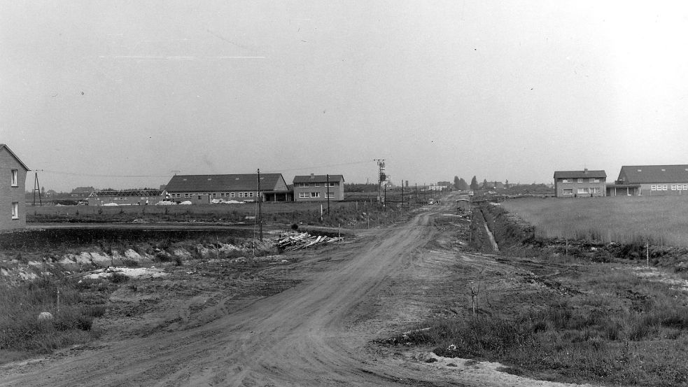 Langwieriger Wiederaufbau: Noch in den frühen 1960er Jahren waren die Aussiedlerhöfe, hier in der Fliederstraße, fernab jeder Infrastruktur. Foto: Hennek/Emmelmann