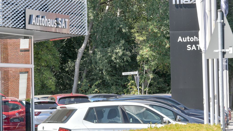 Noch liegt das Autohaus Sat nur auf der östlichen Seite der Straße Zwischen den Bahnen“. Jetzt kann es sich auf die westliche Seite ausdehnen. Foto: Ortgies