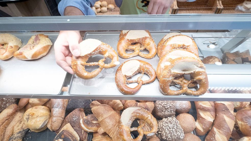 Die Auslage einer Bäckerei in Stuttgart. Foto: Bernd Weißbrod/dpa