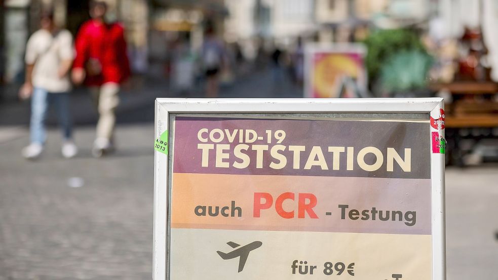 Ein Schild weist auf eine Teststation in der Innenstadt von Halle hin. Foto: Jan Woitas/dpa