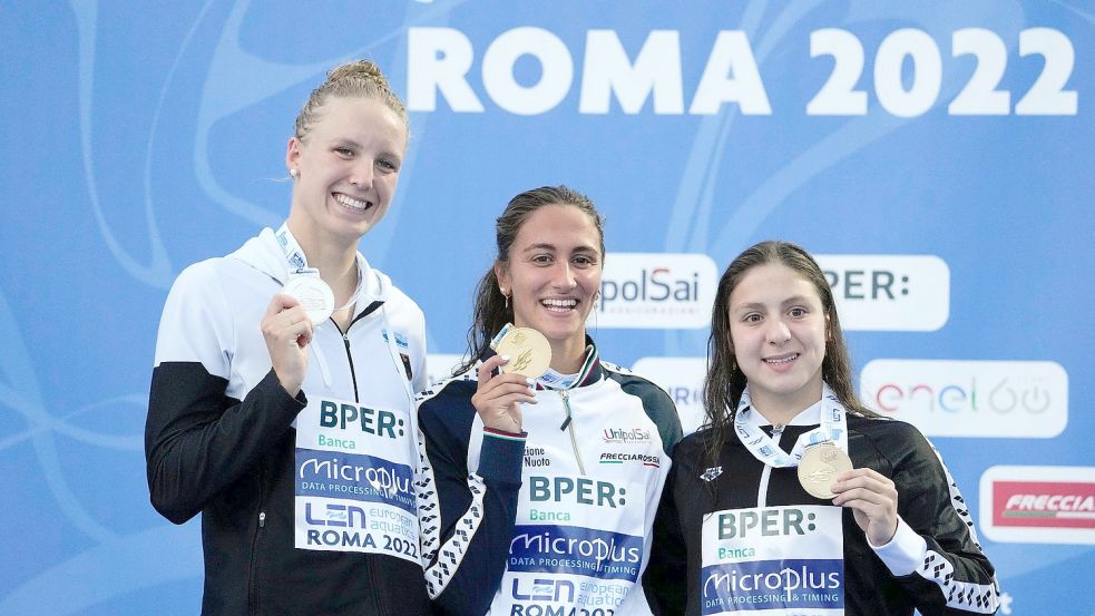 Die Zweitplatzierte Isabel Gose (l-r) , die Siegerin Simona Quadarella aus Italien und die Drittplatzierte Merve Tuncel aus der Türkei posieren nach der Siegerehrung mit ihren Medaillen. Foto: Andrew Medichini/AP/dpa