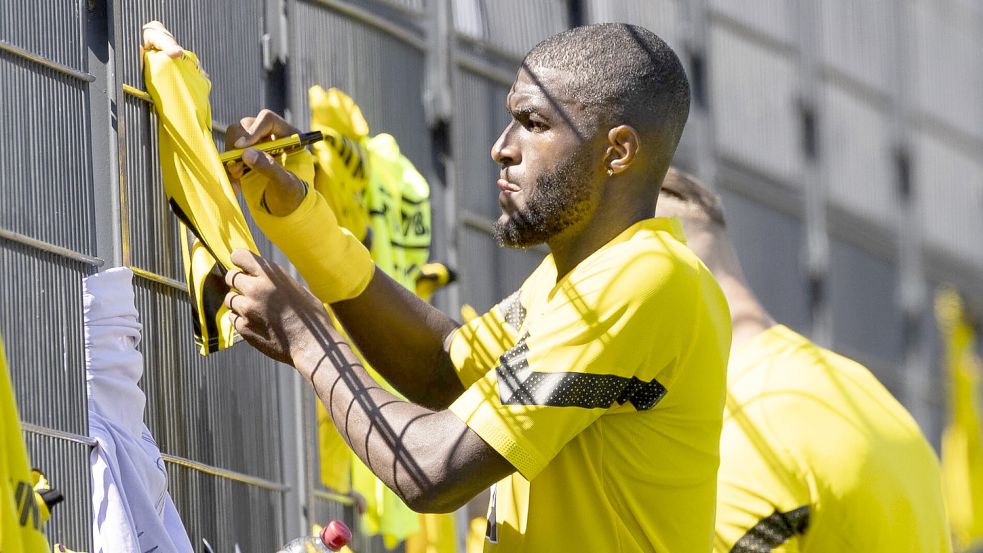 Der BVB wird unterschriebene Trikots nach Ostfriesland schicken. Hier ein Bild mit Neuzugang Anthony Modeste. Foto: Kirchner-Media