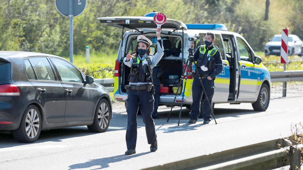 Die Radarfalle hat zugeschnappt - das passiert beiden Geschlechtern. Foto: imago images/Tim Oelbermann