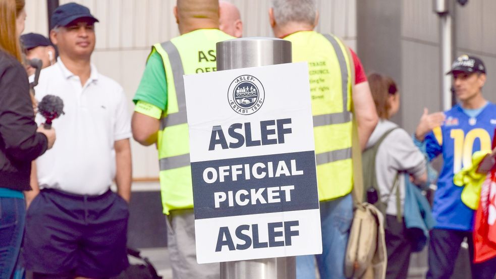 Mitglieder der Lokführergewerkschaft Aslef (Associated Society of Locomotive Engineers and Firemen) streiken vor der Paddington Station. Foto: Vuk Valcic/ZUMA Press Wire/dpa