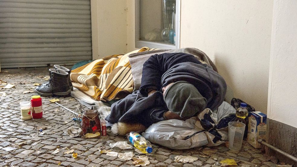 Obdachlose können in Emden den Tagesaufenthalt besuchen und nachts in Notunterkünften schlafen. Manche bleiben dann aber auf der Straße oder kommen bei Bekannten unter. DPA-Symbolfoto: Paul Zinken