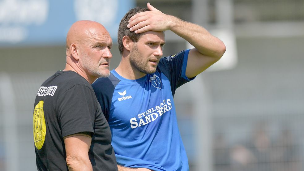 Welchen Spielplan tüfteln die Kickers-Verantwortlichen um Trainer Stefan Emmerling (links) und Torjäger Tido Steffens für das Havelse-Spiel aus? Wir werden es während der Partie sehen. Foto: Ortgies