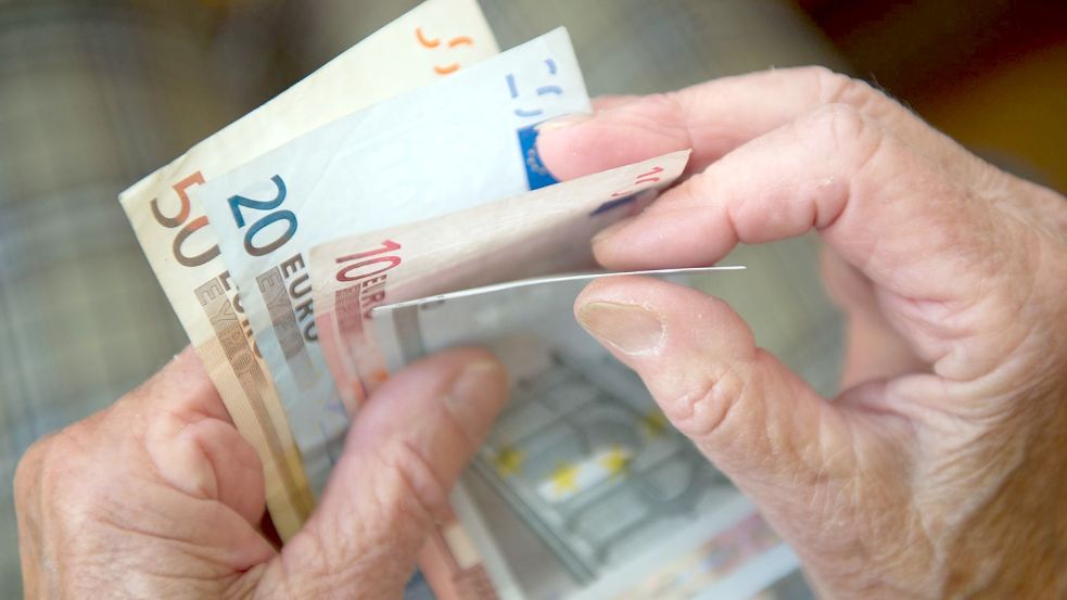 Wegen der steigenden Energiekosten befürchten Experten eine schleichende Verschuldungswelle. Besonders Rentnern und Geringverdienern fehlen finanzielle Reserven. Foto: Marijan Murat/dpa