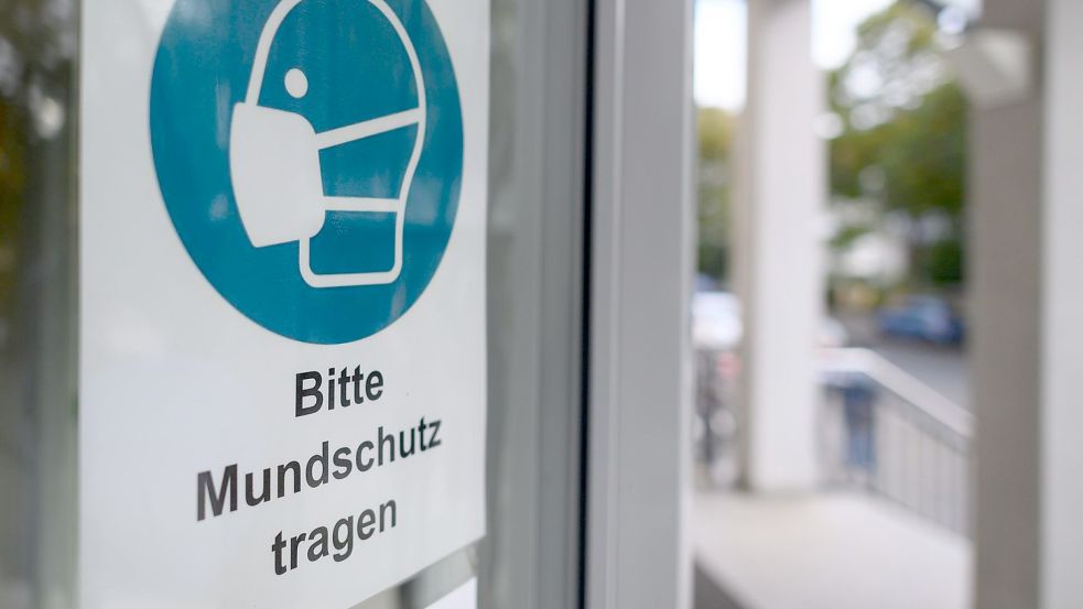Ein Schild weist an der Tür eines Krankenhauses in Dresden auf die Maskenpflicht hin. Foto: Robert Michael/dpa-Zentralbild/dpa