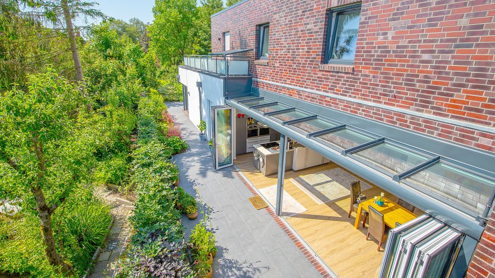 Das Haus bietet nicht nur einen geringen Energieverbrauch, sondern auch Lebensqualität: Die Wohnküche wird zur Terrasse, indem die Glasfront zusammengeschoben wird. Foto: privat