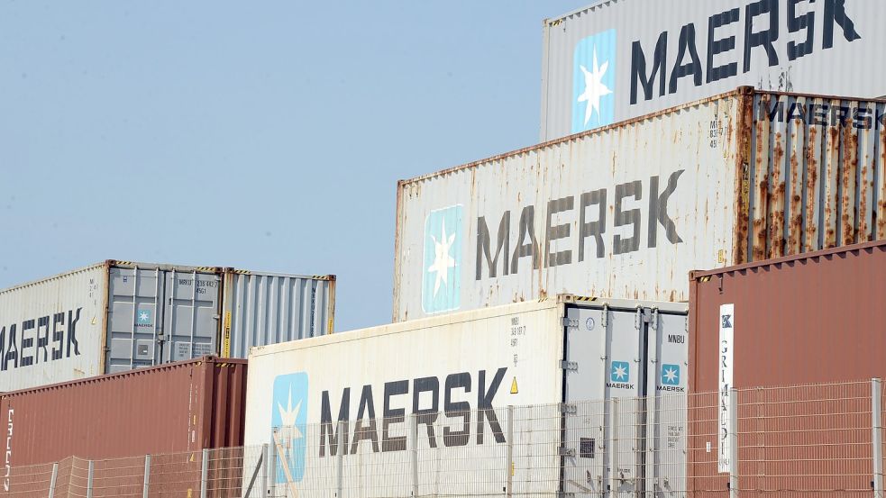 Container des Schifffahrtskonzerns Maersk stehen gestapelt im Tema-Hafen in Accra (Ghana). Foto: Gioia Forster/dpa