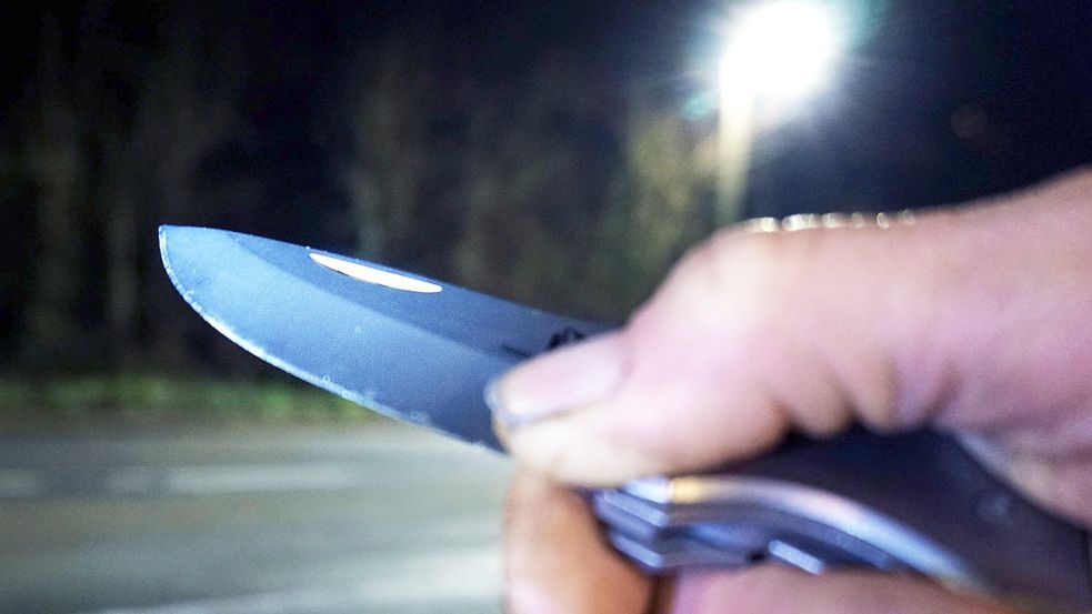 Lebensgefährliche Verletzungen haben zwei Männer bei Angriffen mit einem Messer und mit einer zerbrochenen Glasflasche in Bremen davongetragen. Foto: imago images/Gottfried Czepluch