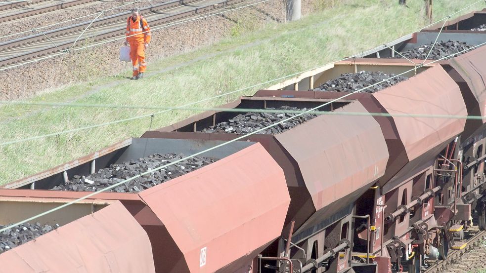 Ein mit Kohle beladener Zug steht auf dem Güterrangierbahnhof der Deutschen Bahn AG (DB) in Leipzig. Foto: Peter Endig/dpa-Zentralbild/dpa