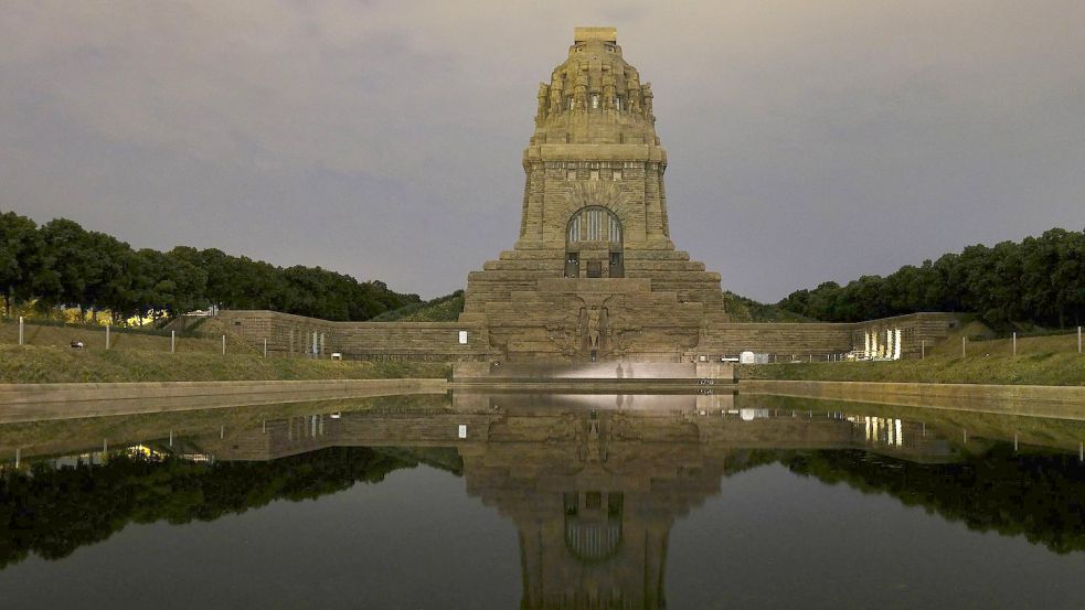 Blick aufs Völkerschlachtdenkmal in Leipzig, das vor dem Hintergrund der drohenden Energiekrise nicht mehr beleuchtet wird. Habecks Entwurf sieht vor, dass die Beleuchtung von Gebäuden und Denkmälern aus rein ästhetischen oder repräsentativen Gründen ausgeschaltet werden soll. Foto: Sebastian Willnow/dpa