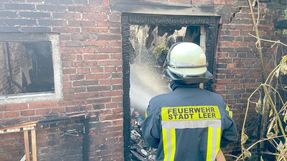 Die Feuerwehr löschte in Leer einen Schuppen. Foto: Feuerwehr