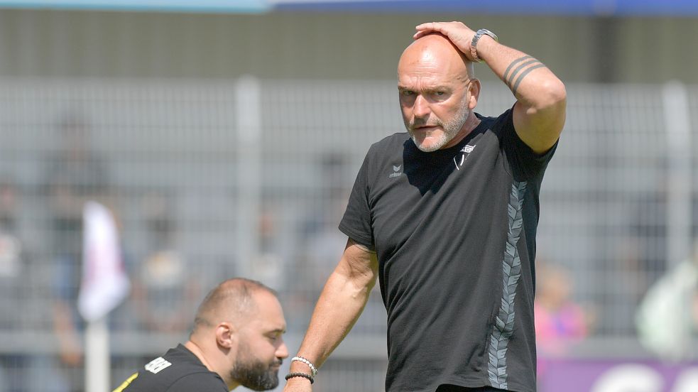 Zum Haareraufen: Emdens Trainer Stefan Emmerling haderte nach der Niederlage mit dem Spielverlauf und teilweise mit Schiedsrichter-Entscheidungen. Foto: Ortgies