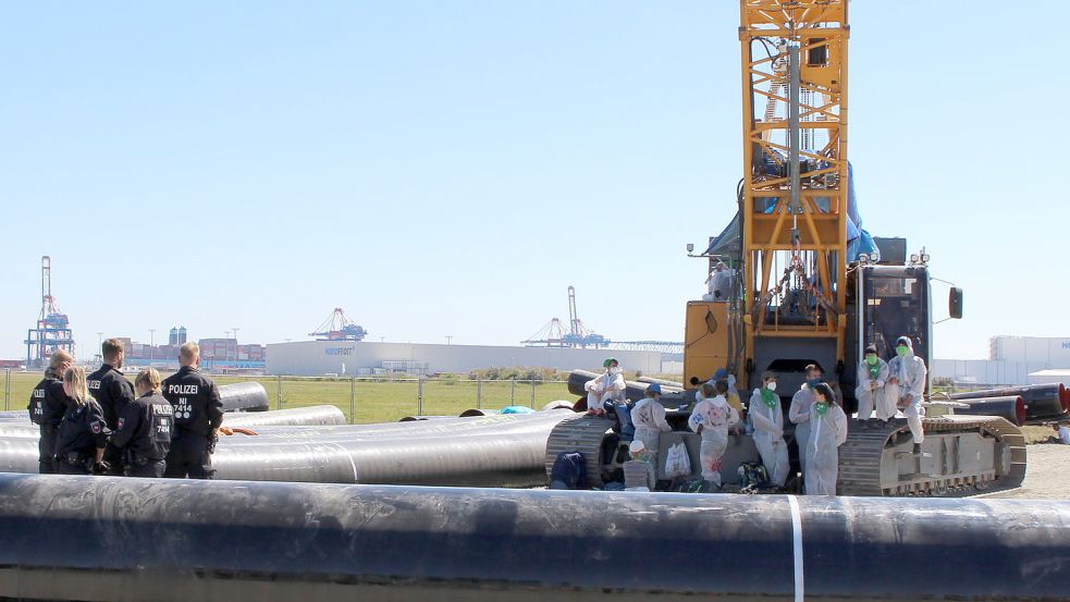 Demonstranten der Gruppe „Ende Gelände“ haben auf dem Lagerplatz für Gasrohre für das LNG-Terminal Baumaschinen besetzt und die Arbeit zum Erliegen gebracht. Foto: Oltmanns