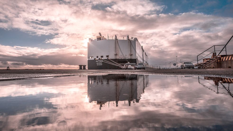 Der Auto-Umschlag ist der wichtigste Faktor für den Emder Hafen. Das könnte mit einem Großschiffs-Liegeplatz noch verstärkt werden. Foto: Cordsen/Archiv