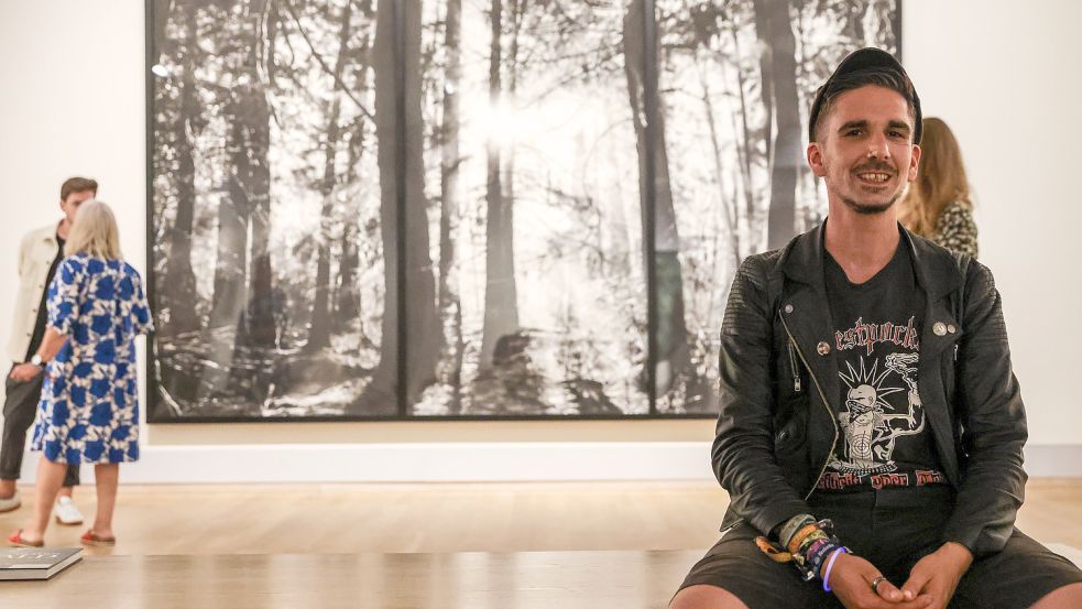 Ein ungewohnter Anblick: Hanno Doyen besuchte die Kunsthalle – in Punk-Kutte und passendem Shirt. Er ist das beste Beispiel dafür, dass sich die Museumsnacht mit teilweise neuem Konzept an ein großes Publikum richten sollte. Foto: Hock
