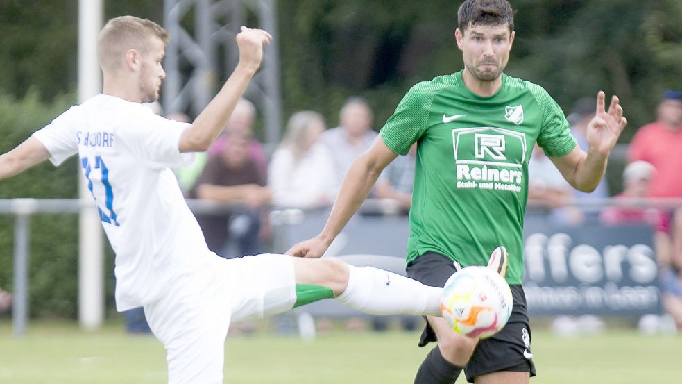 Auf Tim Schouwer (rechts) war wieder Verlass. Der Mittelfeldspieler besorgte auch die Führung. Foto: Doden/Emden