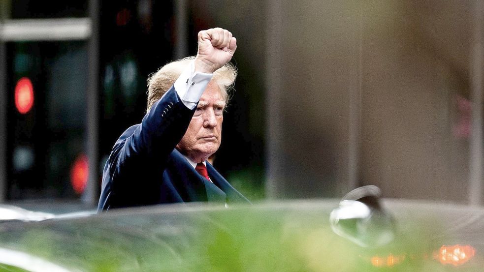 Ex-US-Präsident Donald Trump gestikuliert, als er den Trump Tower in New York verlässt. Foto: Julia Nikhinson/AP/dpa