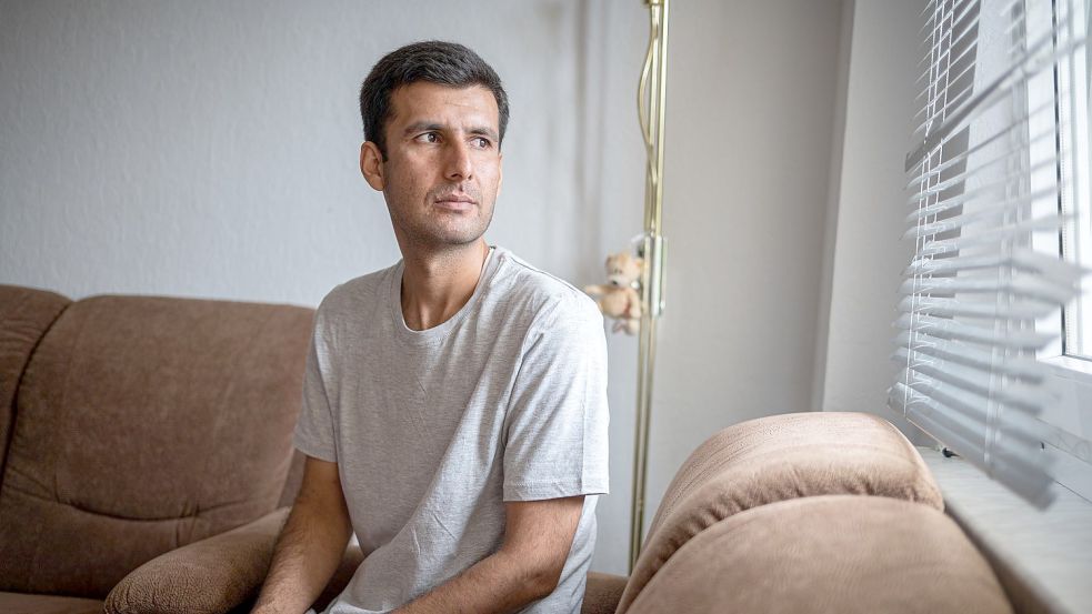 Der ehemalige Bundeswehr-Übersetzer Khosrow Mohammadi in seiner Wohnung in einer sächsischem Kleinstadt. Foto: Arne Immanuel Bänsch/dpa