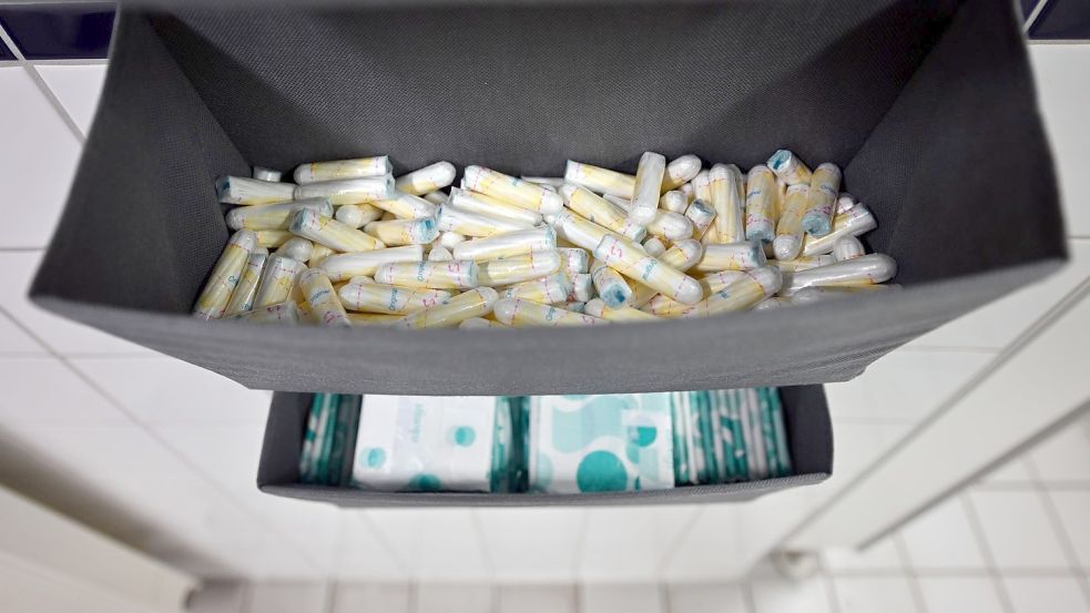 Der kostenlose Zugang zu Tampons und Binden ist in Schottland ab sofort gesetzlich geregelt. Foto: Martin Schutt/dpa