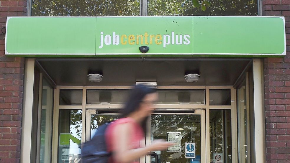 Passant vor einem Job Centre in London. Foto: Andy Rain/EPA/dpa