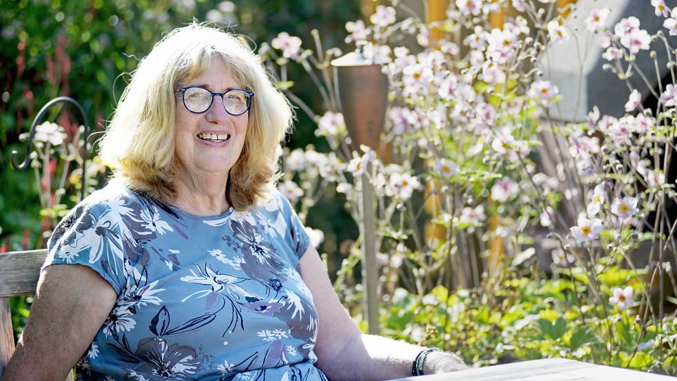 Einen Sitzplatz im Garten schätzt Margrit Bächle-Fiks sehr. Sie hat gleich mehrere zur Auswahl. Foto: Lüppen