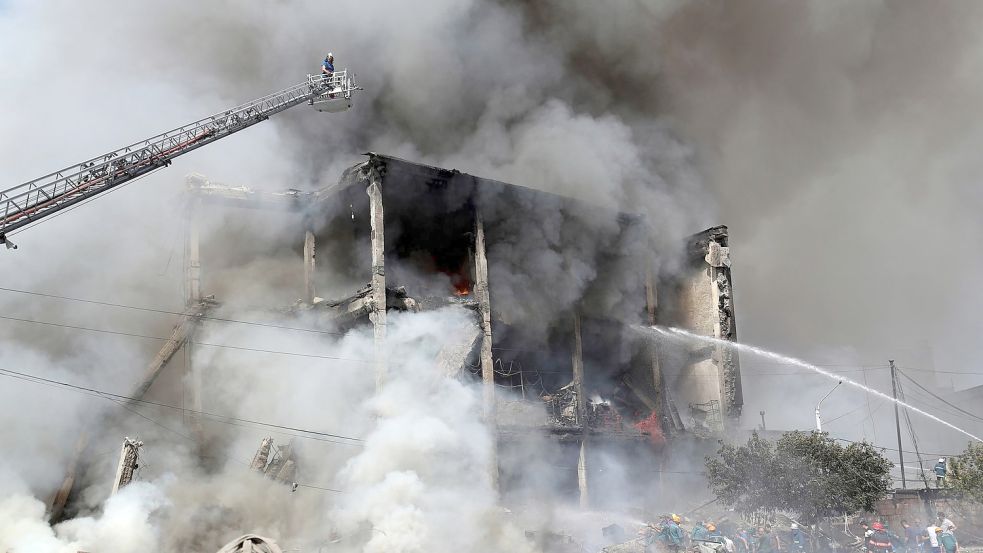 Feuerwehrleute veruschen den Brand zu löschen. Foto: Vahram Baghdasaryan/PHOTOLURE/AP/dpa